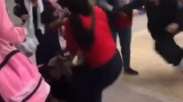 حادثة مرعبة.. سحل ولية أمر وضربها داخل المدرسة من زملاء ابنتها